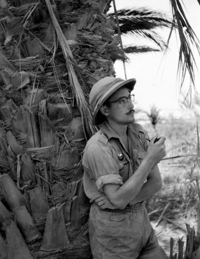 01-04a.- Reflexionando sobre el capricho del destino. Foto: Joan Bordas Escofet. El Aaiún. Oasis Messeid, 1958