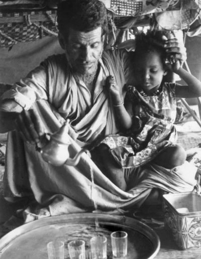 02-03.- Saharahui, niña y ceremonia del té. Foto: Juan Francisco Trujillo Martínez. Zona de Auserd, 1972-1973