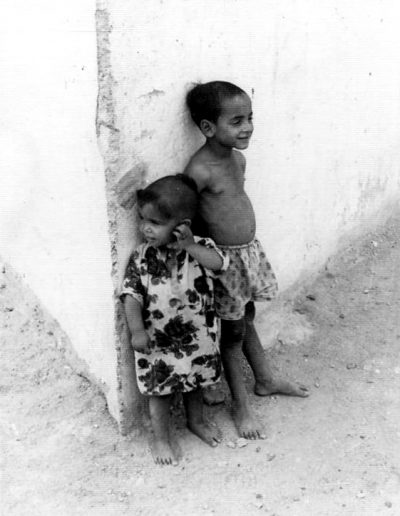 02-10b.- Guayetes jugando en las calles de El Aaiún. Foto: Juan Farmendáriz. El Aaiún, Marzo 1968