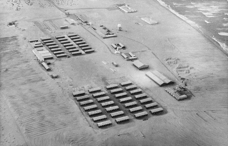 03-02.- Vista aérea de El BIR acosado por la arena. Foto: Julio Méndez Menéndez de Llano. Septiembre 1969