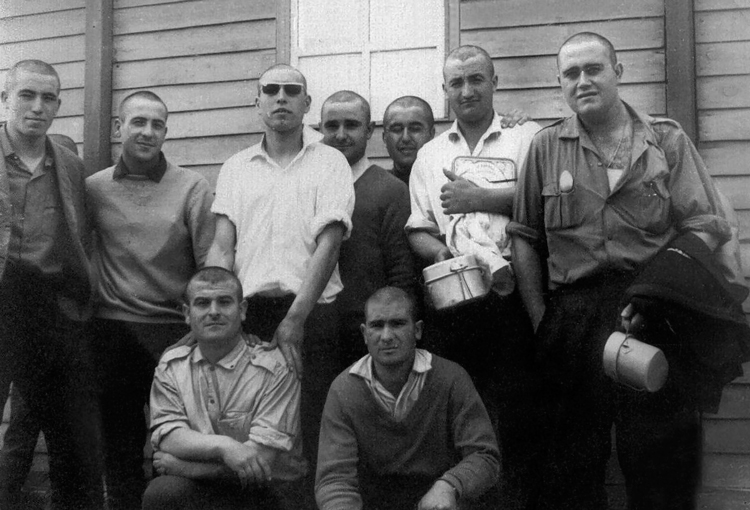 03-03c.- Todavía vestidos de civiles y luciendo corte de pelo. Foto: Sixto Palacios Calvo. El BIR, 1966-1967