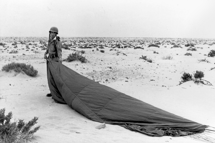 03-06b.- Recién descendido de los cielos. Foto: Manuel Viaño Arca. Algún lugar del Sáhara, 1968-1970
