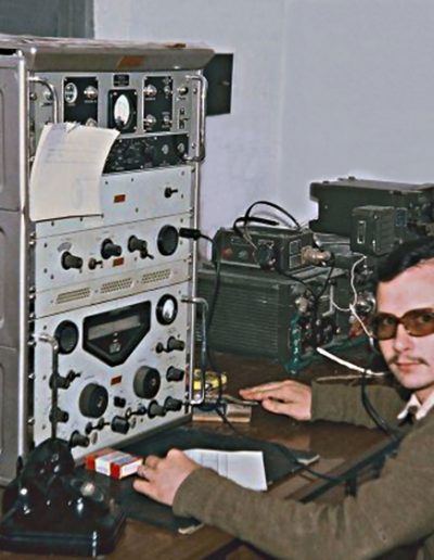 04-07a.- La Red Permanente a la escucha. Los oídos del Sáhara. Emisora RACAL RA-17. Foto: Florentino Medina Pérez. El Aaiún, 1973-1974