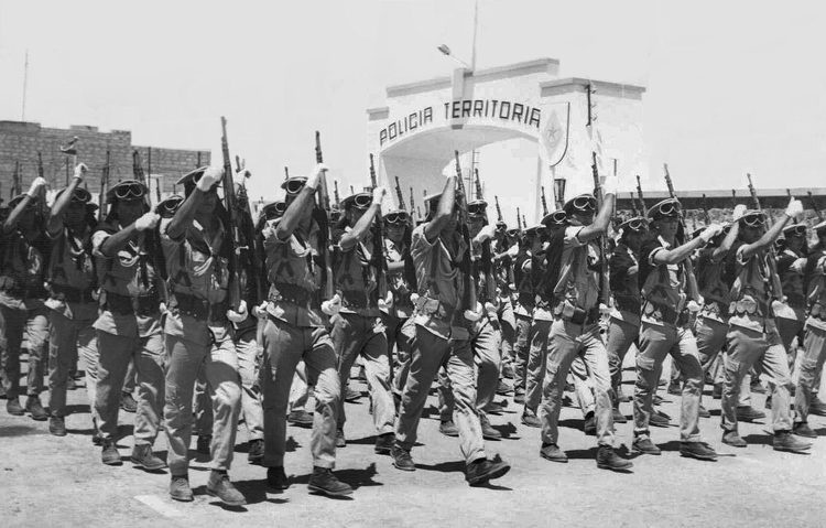 04-09b.- Desfila la Policía Territorial. Foto: Antonio Martínez Barcia. El Aaiún, 1968-1969