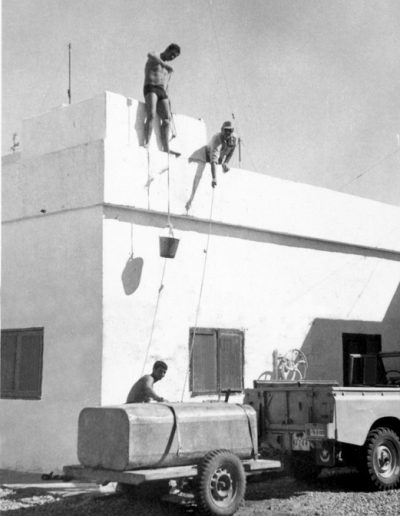 05-04a.- Última fase de la aguada. Comodidades en el desierto. Foto: Juan Piqueras Carrasco. Tichla, 1971
