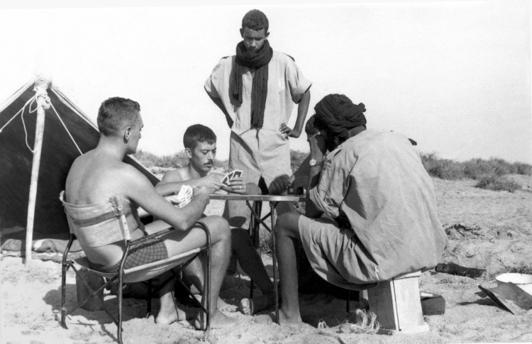 05-07c.- Partida de cartas en el desierto. Foto: Salvador Alfonso Alarcón. Zona de Smara, 1969-1970
