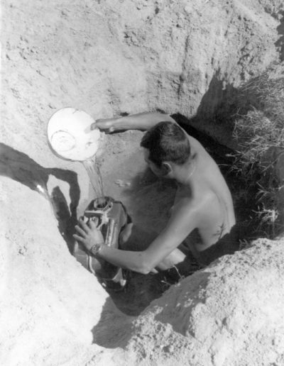 06-05.- Llenando la petaca de agua en el lecho de un río. ¡¡Que no se derrame una gota!! Foto: Salvador Alfonso Alarcón. Zona de Smara, 1969-1970