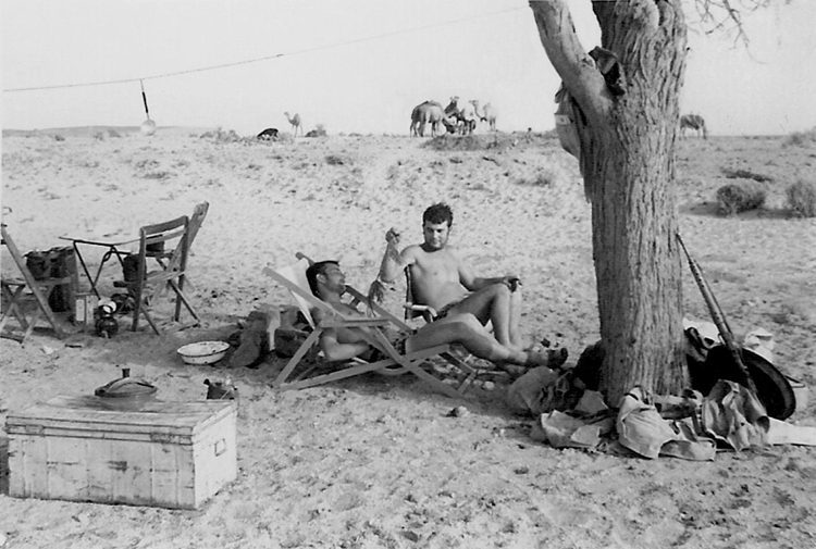 06-06b.- Un descanso en la patrulla con mobiliario no reglamentario. ¡¡Handulil·la!! Foto: Antonio Curpián Romero. Mahbes, 1970