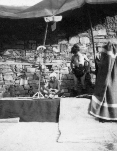 08-08.- Teatro en la vieja alcazaba del Chej Ma el Ainin. La XIII Bandera superando el combate de Edchera Foto: Abraham García Corrales. Smara, 1958