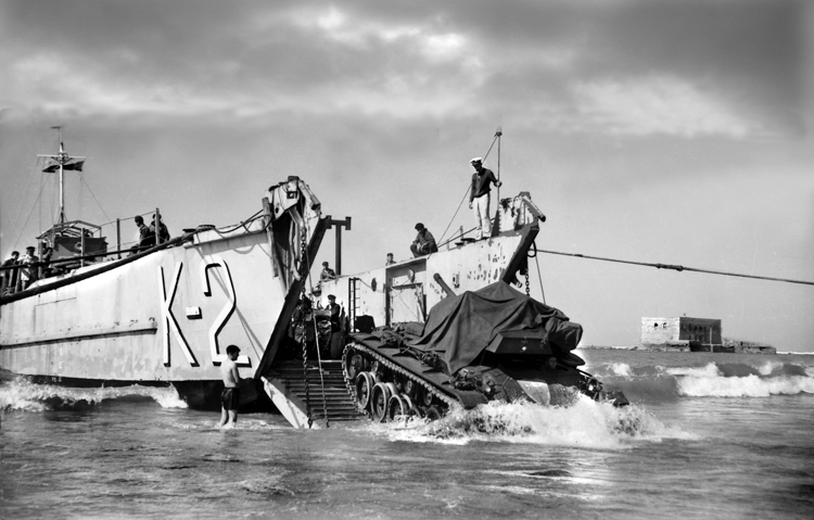 09-07a.- Barcaza K-2 (MORSA) desembarcando carro de combate ligero M-24 “Chaffee” Foto: Joan Bordas Escofet. Villa Bens 1957