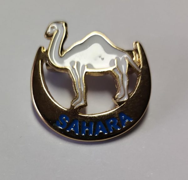 Insignia Camello pequeña